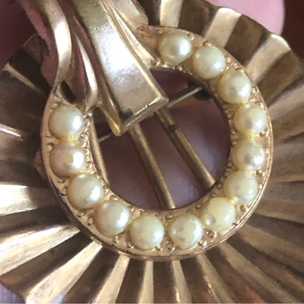 Antique art deco emerald stone pearl accent brooch pin